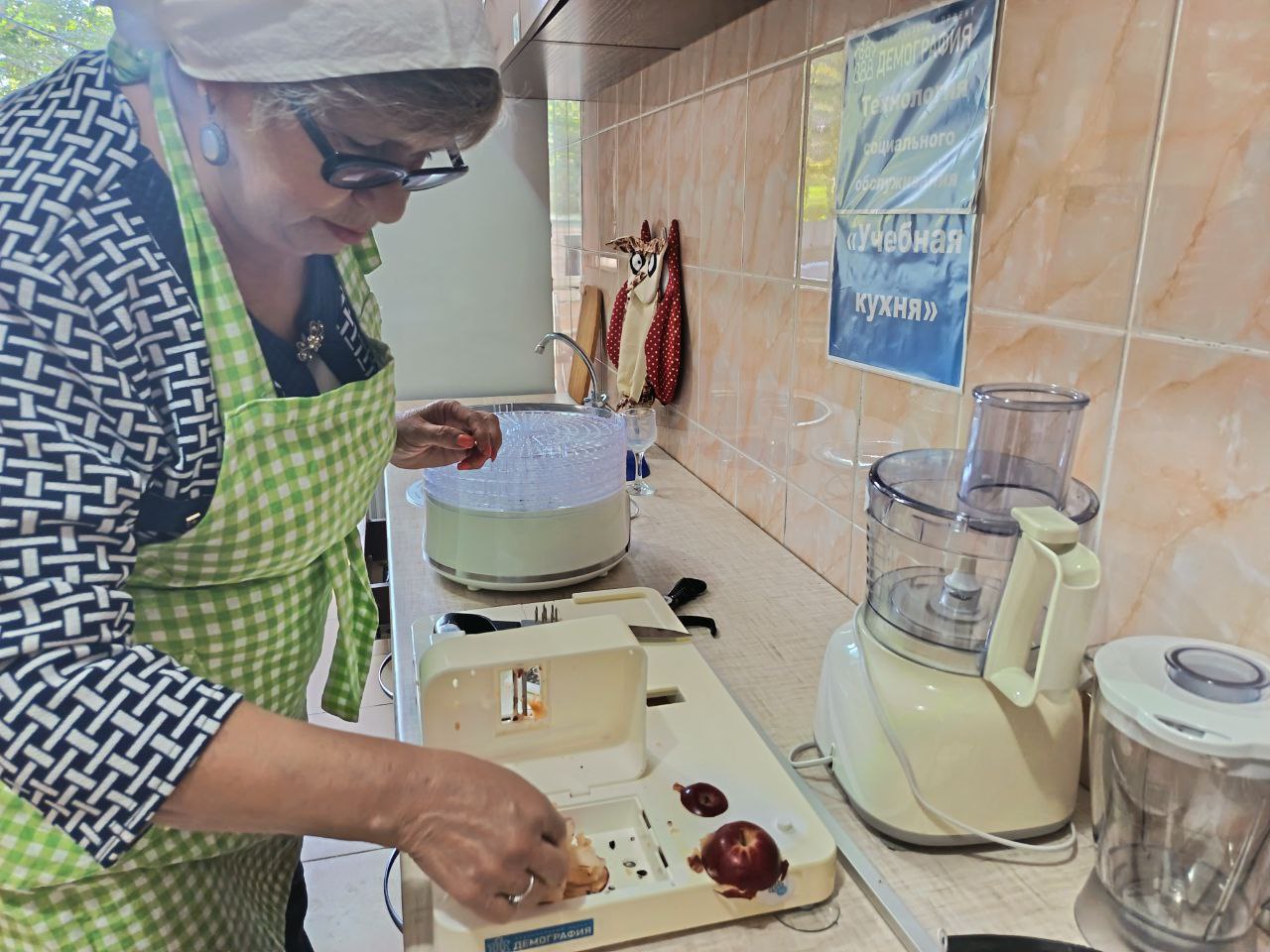 Саратовсих бабушек учили сушить яблоки